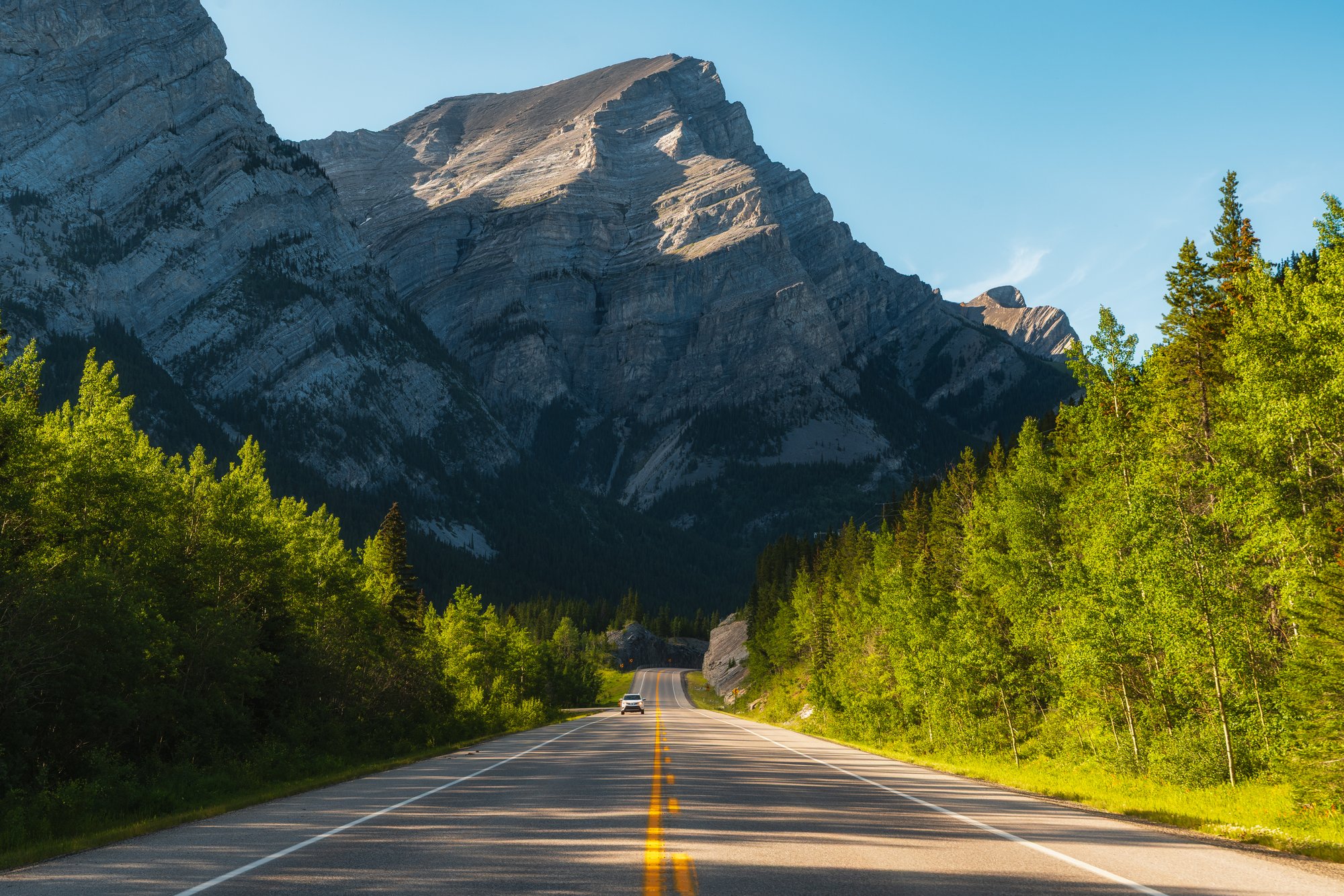 auto na horské silnici, nebo pohled z okna letadla na Rockies při přistávání.