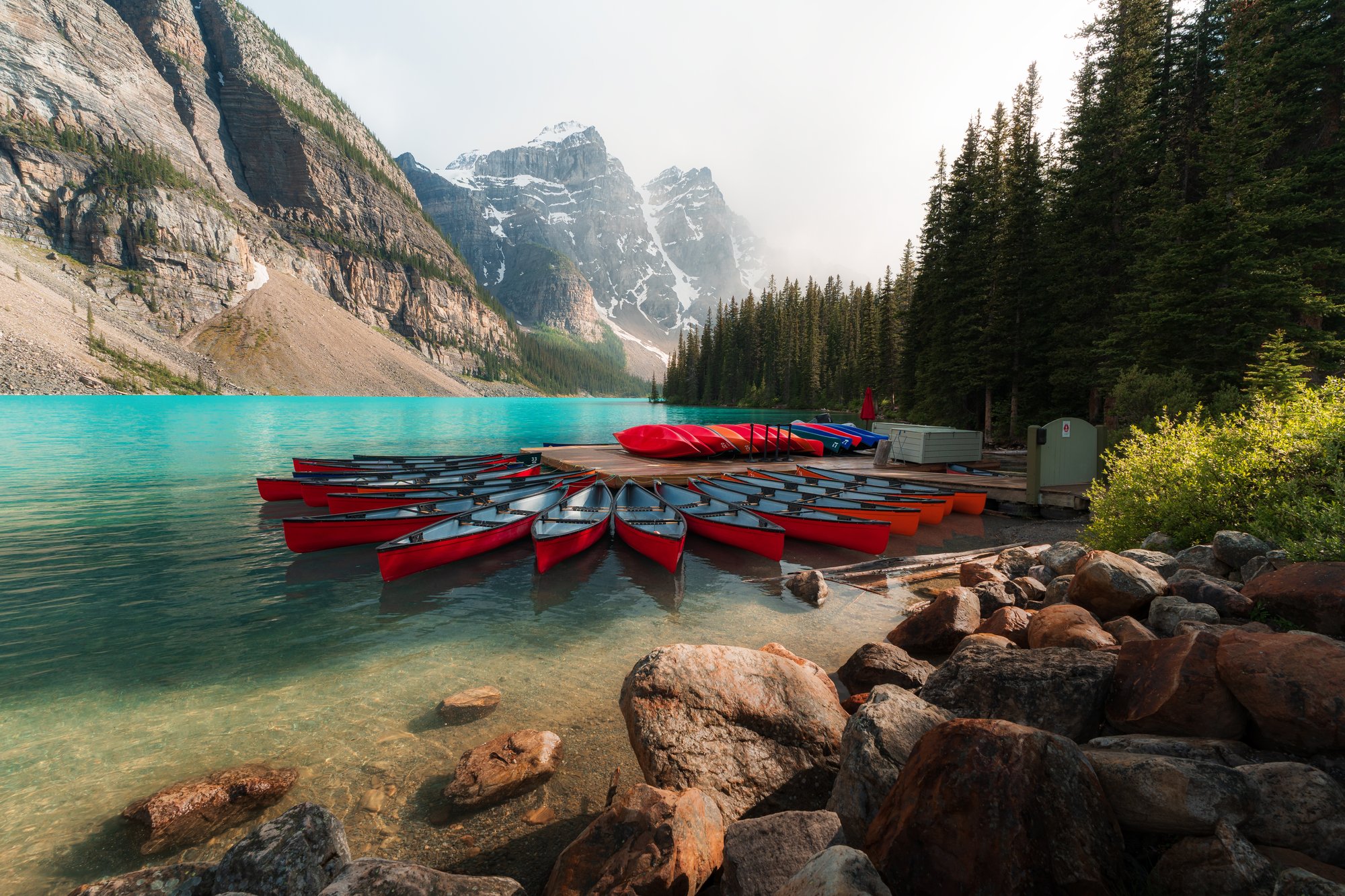 cedule Parks Canada u vjezdu do parku, nebo kánoe na jezeře.