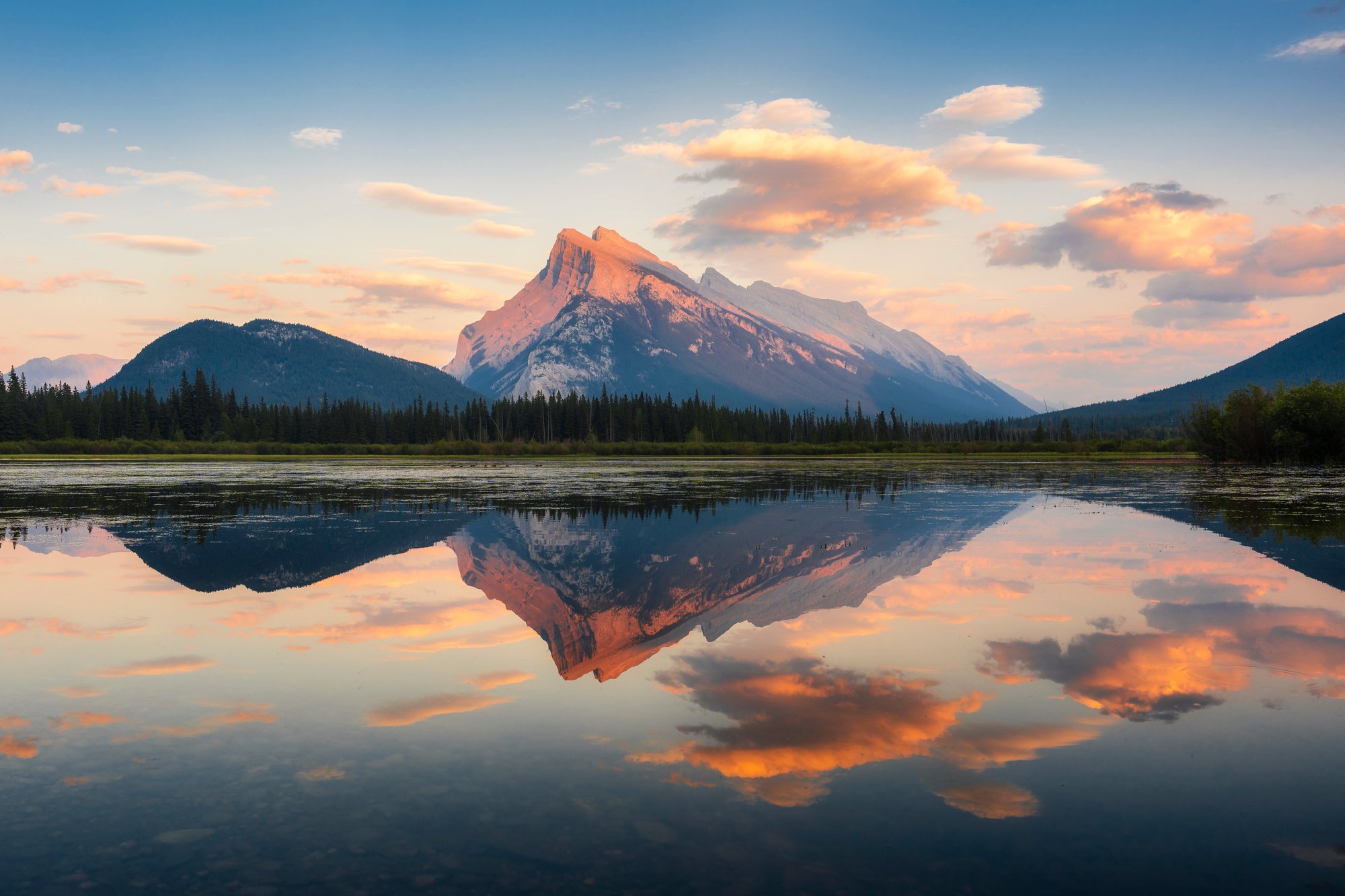 Moraine Lake z Rockpile při ranním světle, nebo odraz Mount Rundle na Vermilion Lakes.