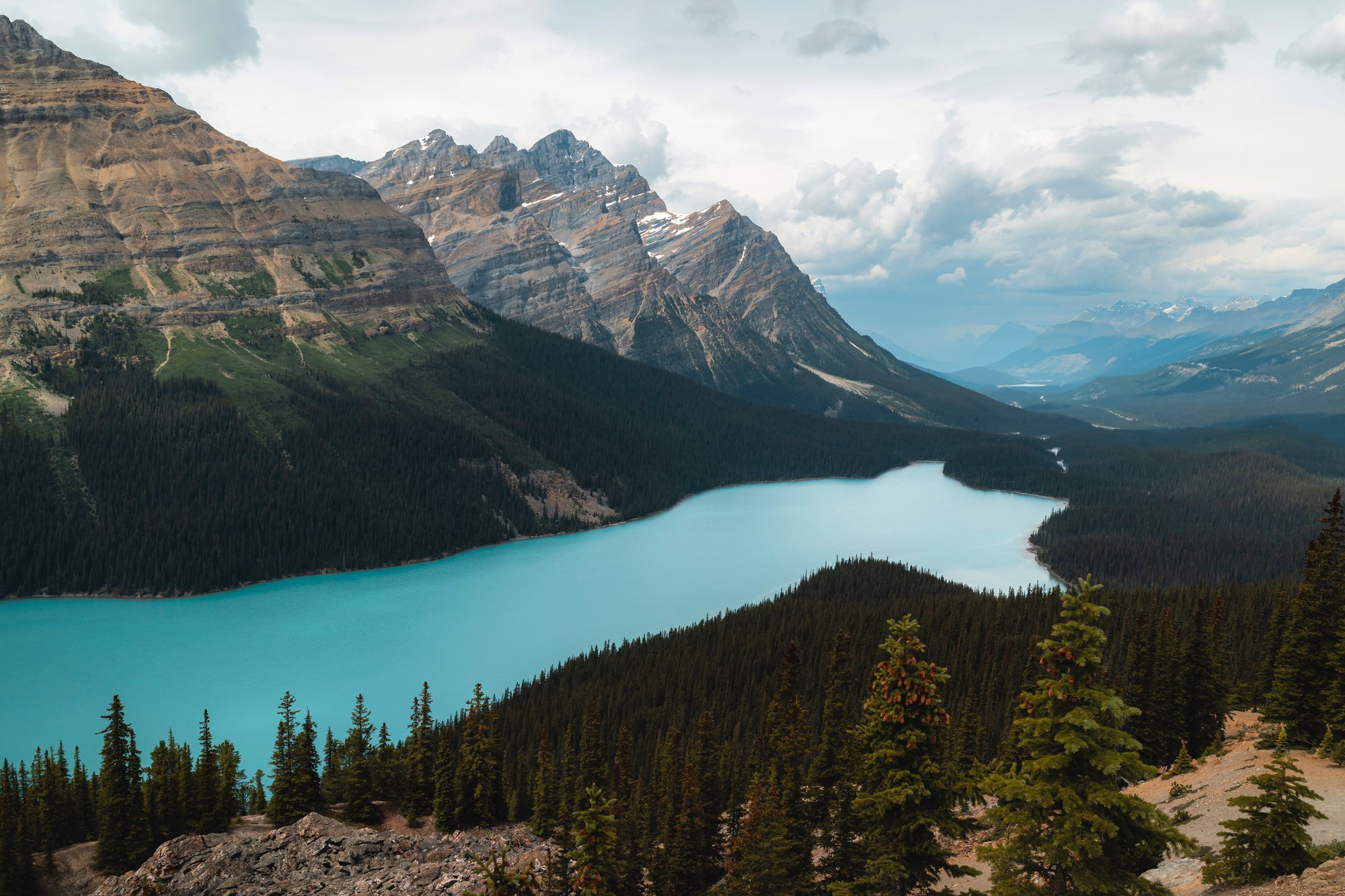 Peyto Lake z vyhlídky, nebo Athabasca Glacier s masivem Columbia Icefield.