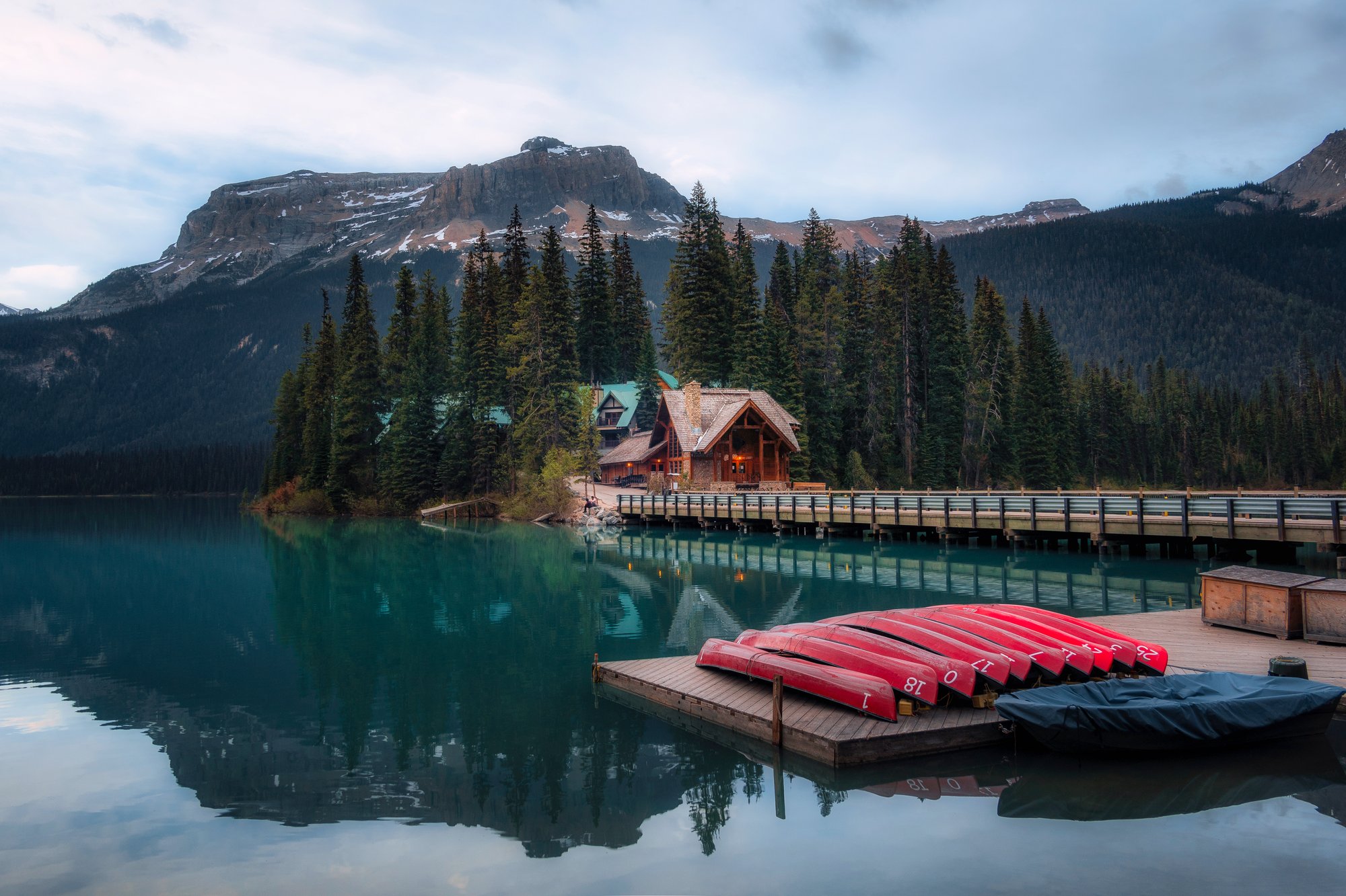 Takakkaw Falls, nebo Emerald Lake s odrazem hor.
