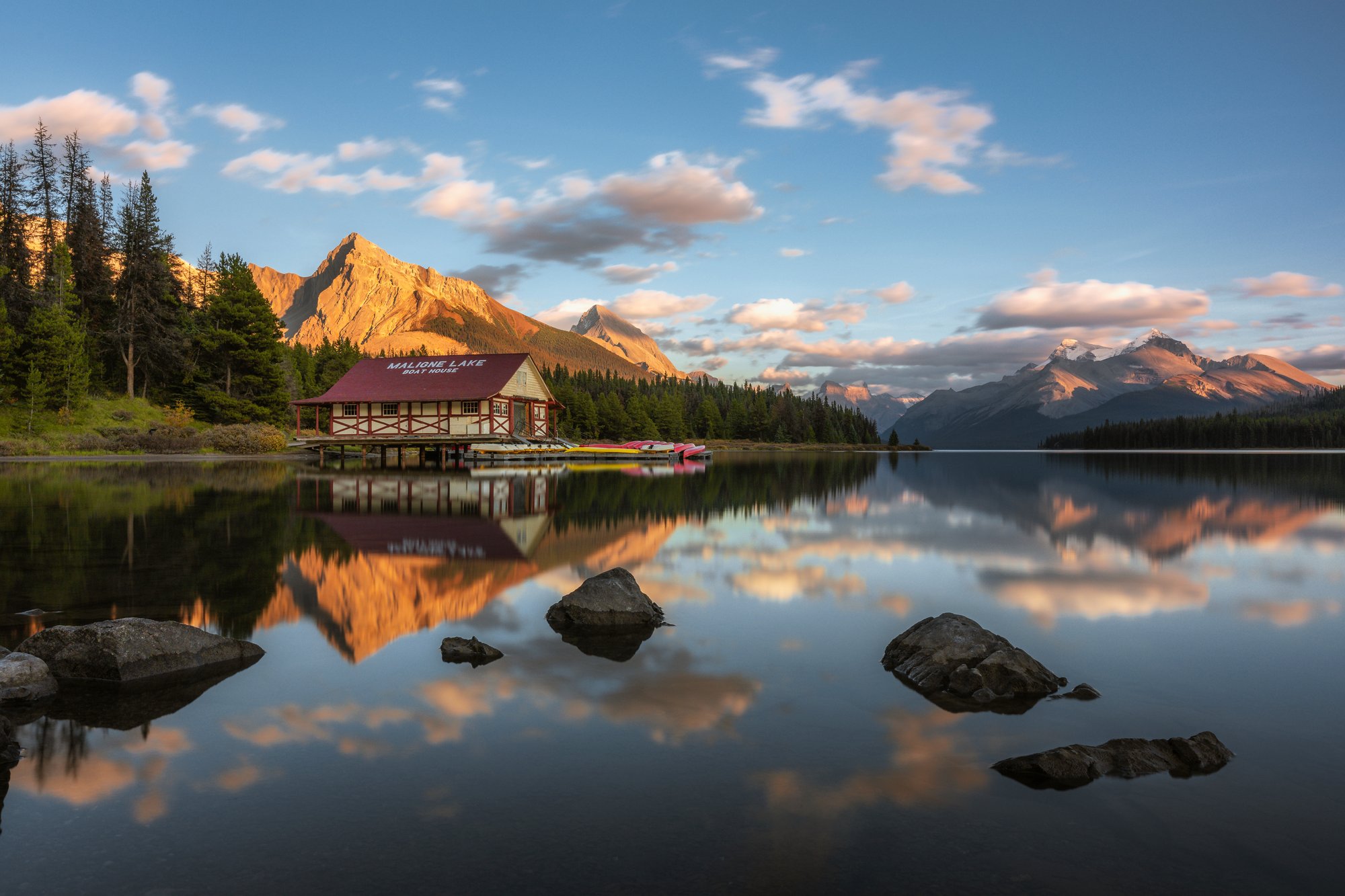 Maligne Lake nebo Spirit Island, případně Pyramid Lake pod noční oblohou.