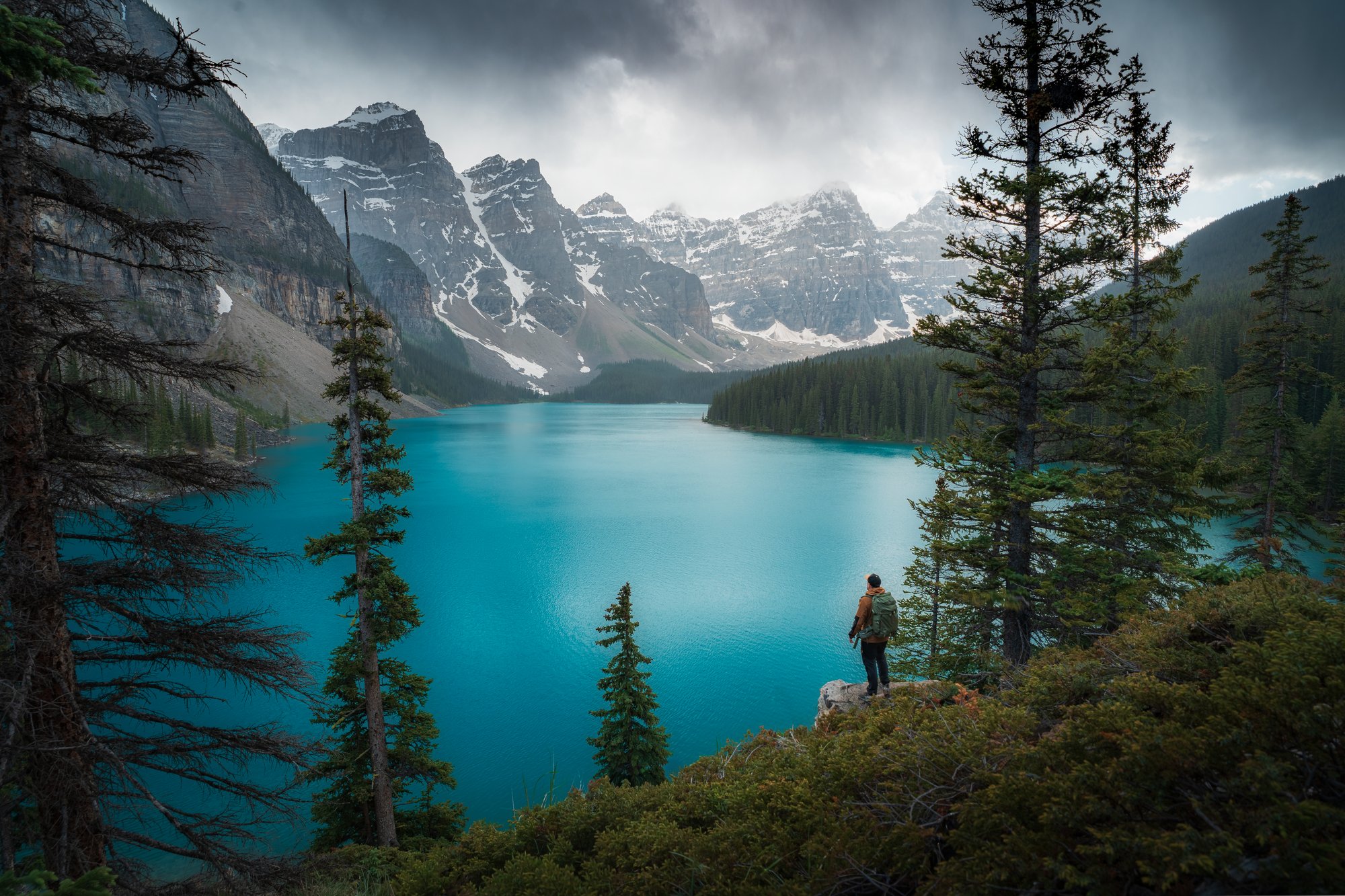Moraine Lake z Rockpile v ranním světle. Titulní fotka článku.