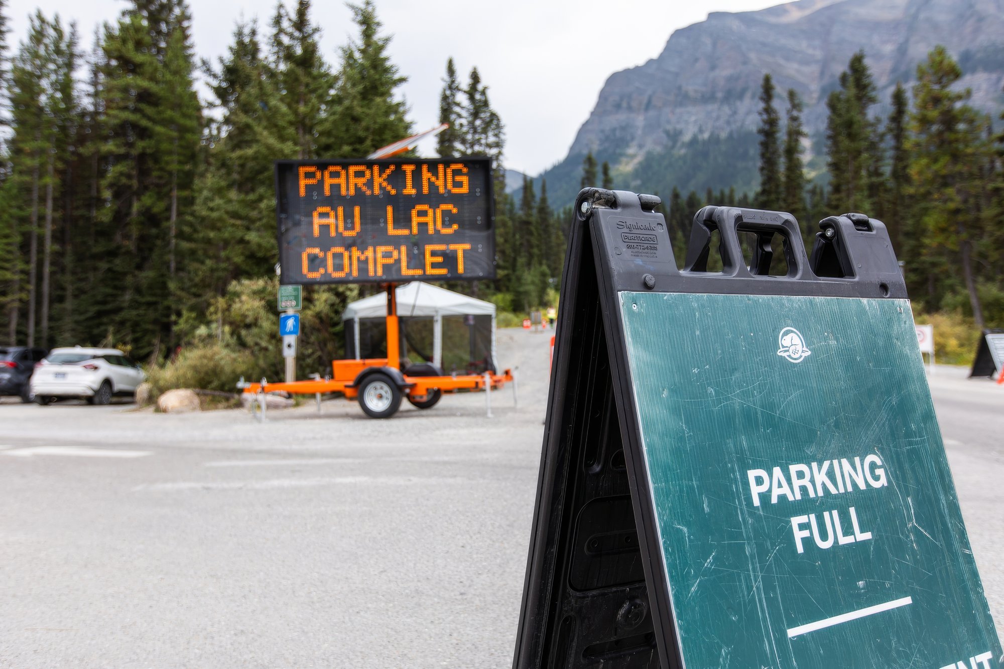 cedule se zákazem vjezdu na Moraine Lake Road, nebo shuttle bus na silnici.