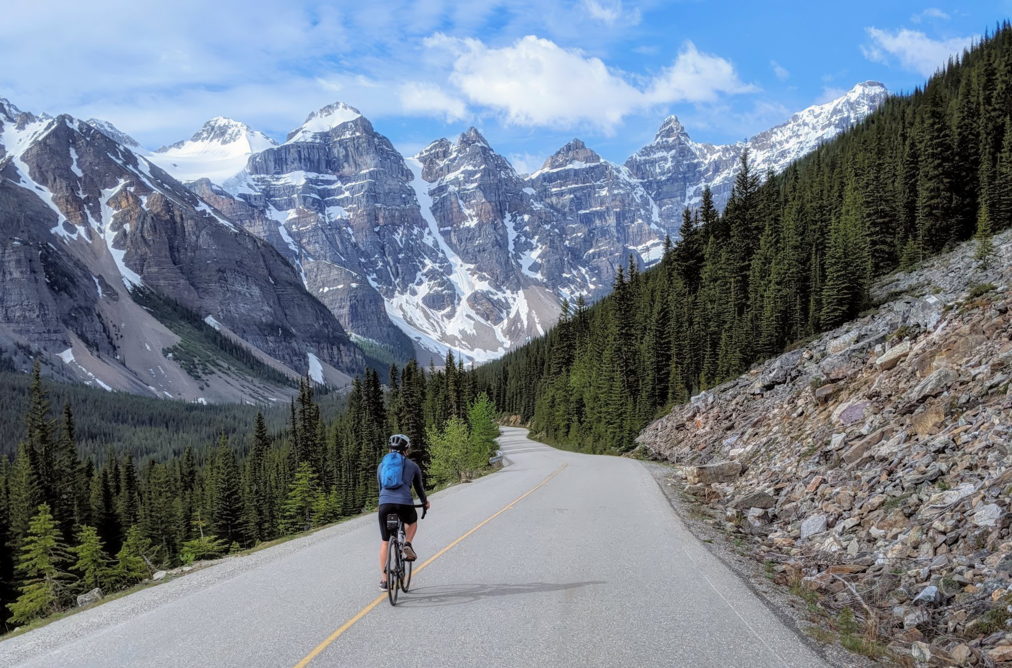 cyklista na Moraine Lake Road, nebo horské kolo opřené u jezera.