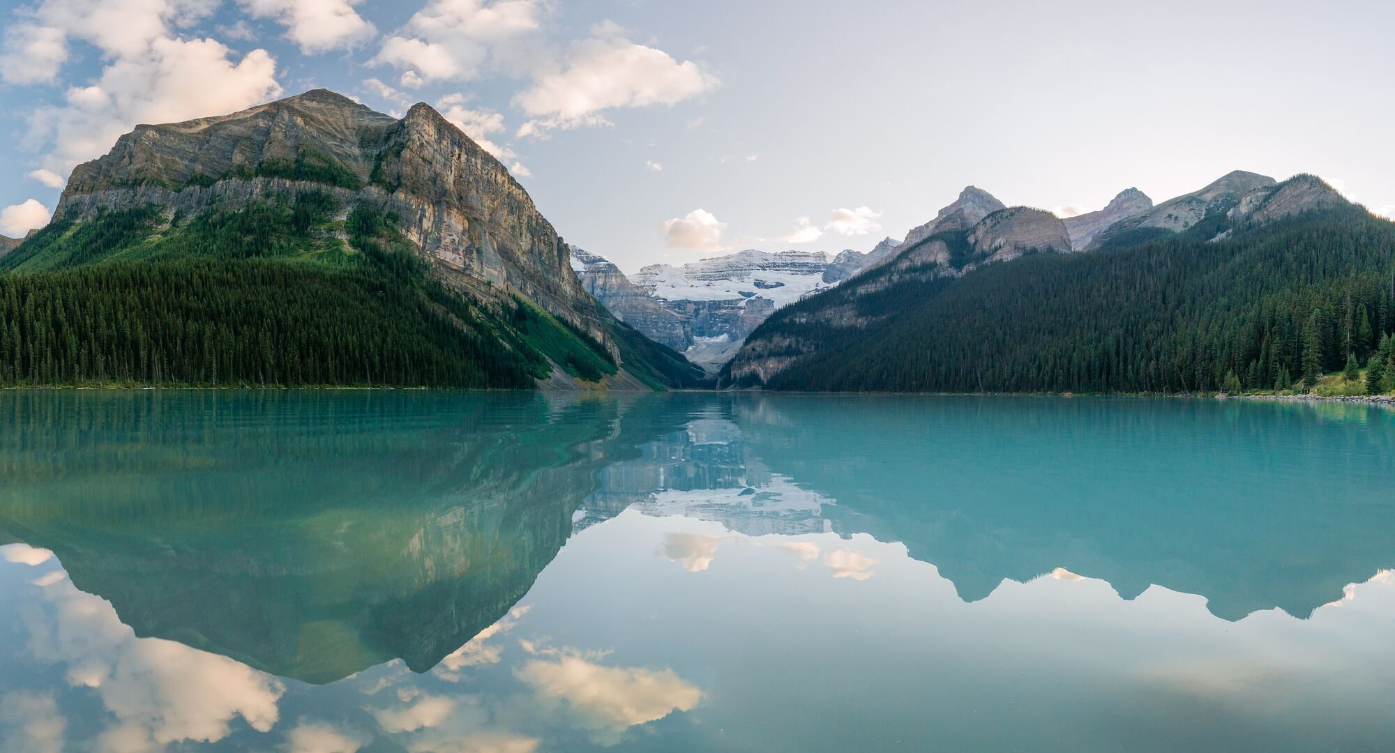 Lake Louise v podvečerním světle s ledovcem v pozadí.