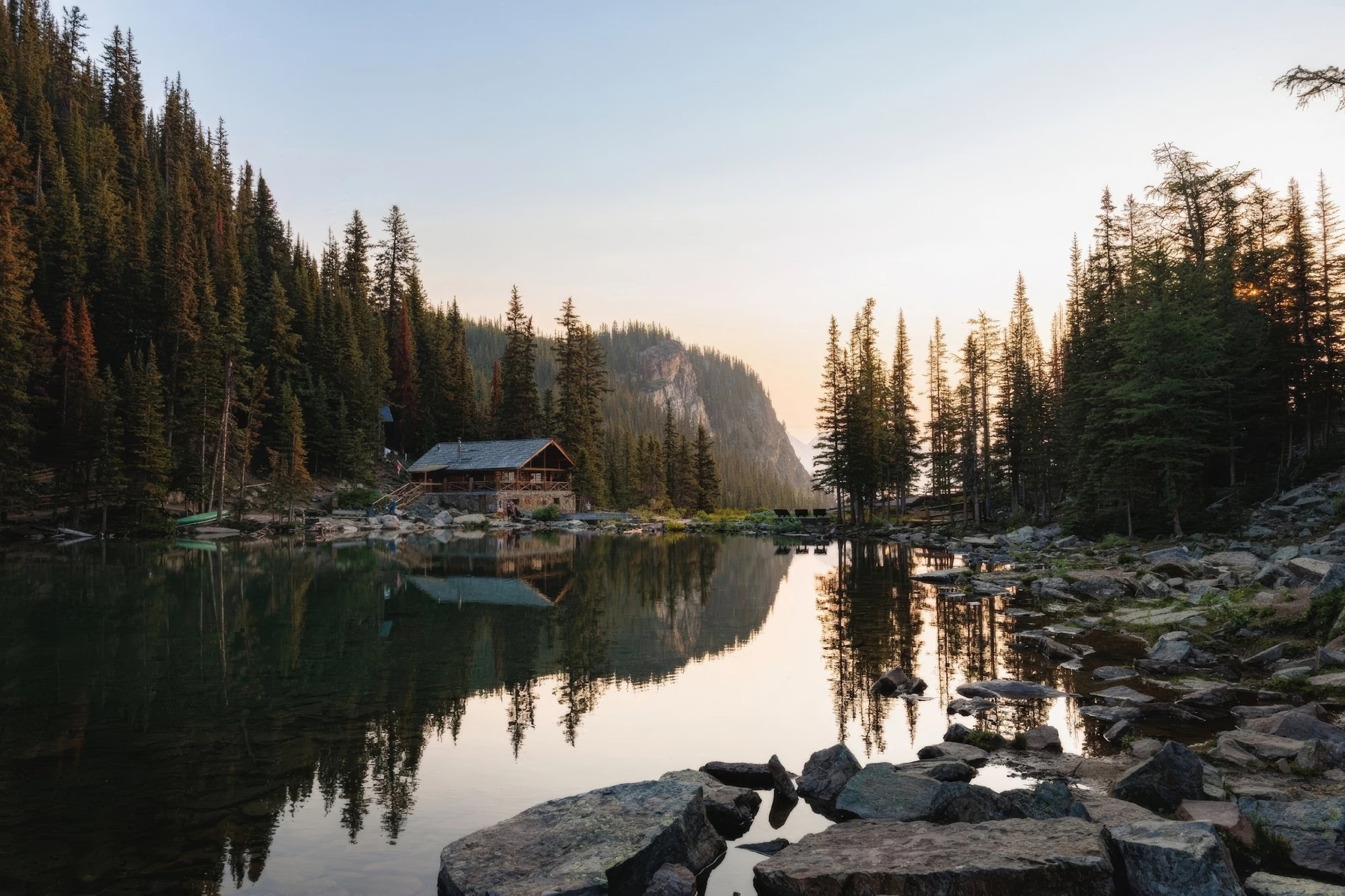čajovna u Lake Agnes, nebo pohled z Big Beehive dolů na Lake Louise.