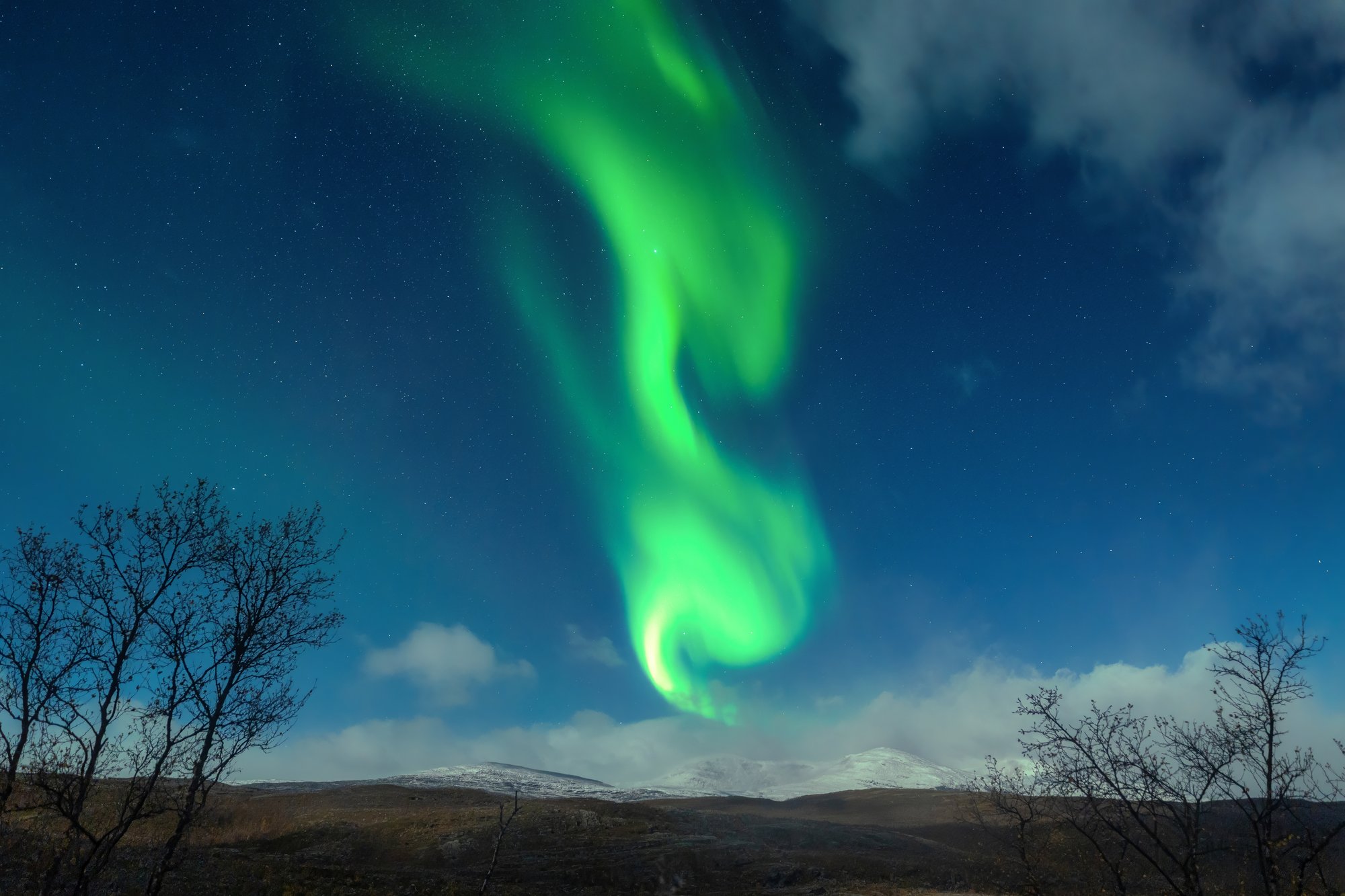 zimní krajina okolo Tromsø za denního světla, ať je vidět, jak to tam v sezóně vypadá.